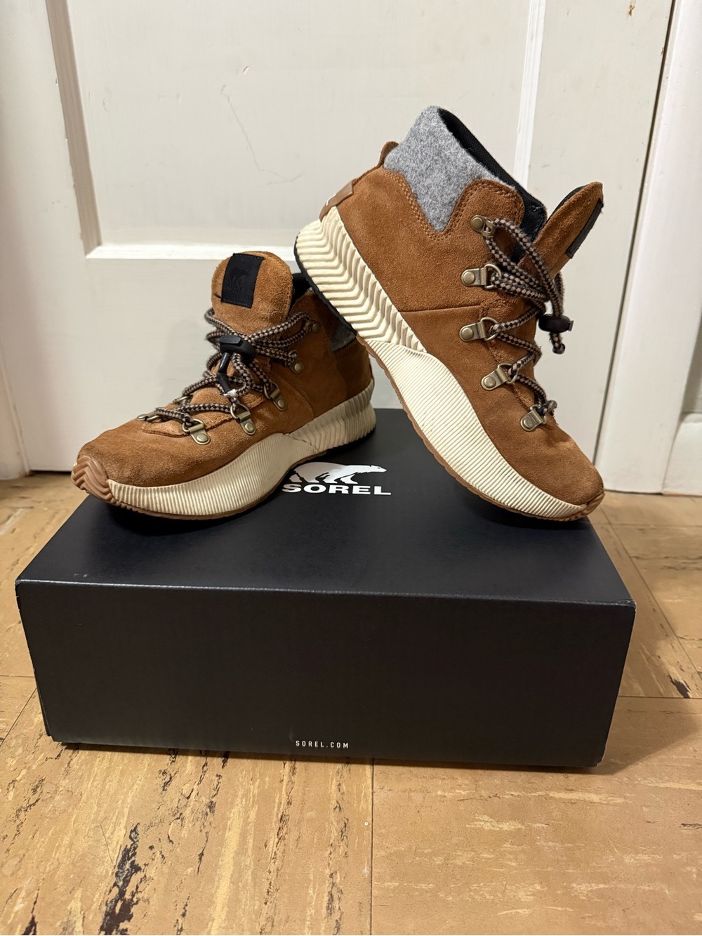 Sorel Out N About III Conquest Waterproof Boots Women’s Size 7.5 Camel Suede